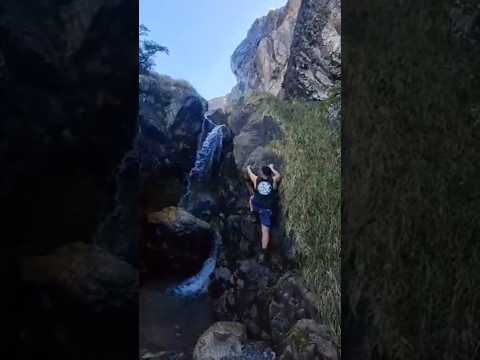 "¡Agua a 0°C! 🧊 ¿Te animás a trepar esta cascada?"#CerroLindo #ElBolson #PatagoniaArgentina