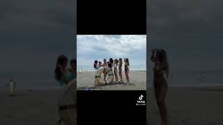 江ノ島を利用してスタイルを自慢する子の乳揺れ