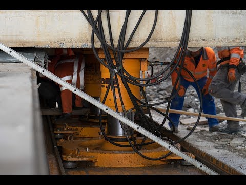 Einschub des Rahmenbauwerks der neuen Eisenbahnüberführung (EÜ) Nordwestumfahrung in Haltingen