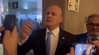 Download lagu Deputado se desentende com funcionário do Congresso após voto da dosimetria mp3