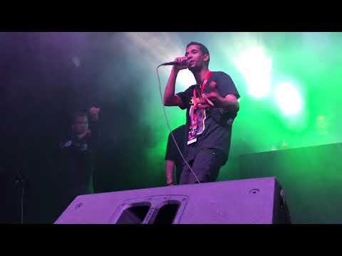 Cuban Bling y Yung Sarria bailando con el público en GRANADA