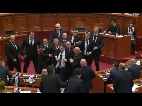 شاهد نقاش برلماني من نوع خاص في ألبانيا.. نائب معارض يرشق رئيس الوزراء بالبيض…