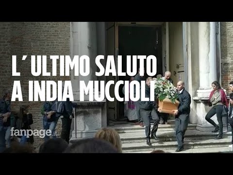 Oltre 500 persone ai funerali di India Muccioli