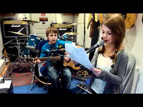 8 year old Harry & Sophie  jam to Jesse J Price Tag.