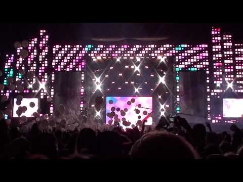 Kaskade - Fire In Your New Shoes (Sultan & Ned Shepard Mix) @ E.D.C. 2010 Los Angeles [HD]