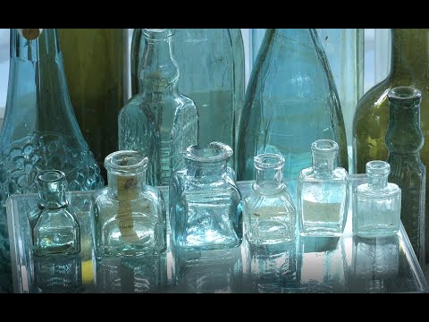 Мини-выставка старинных стеклянных бутылок представлена ​​во дворце Румянцевых и Паскевичей видео
