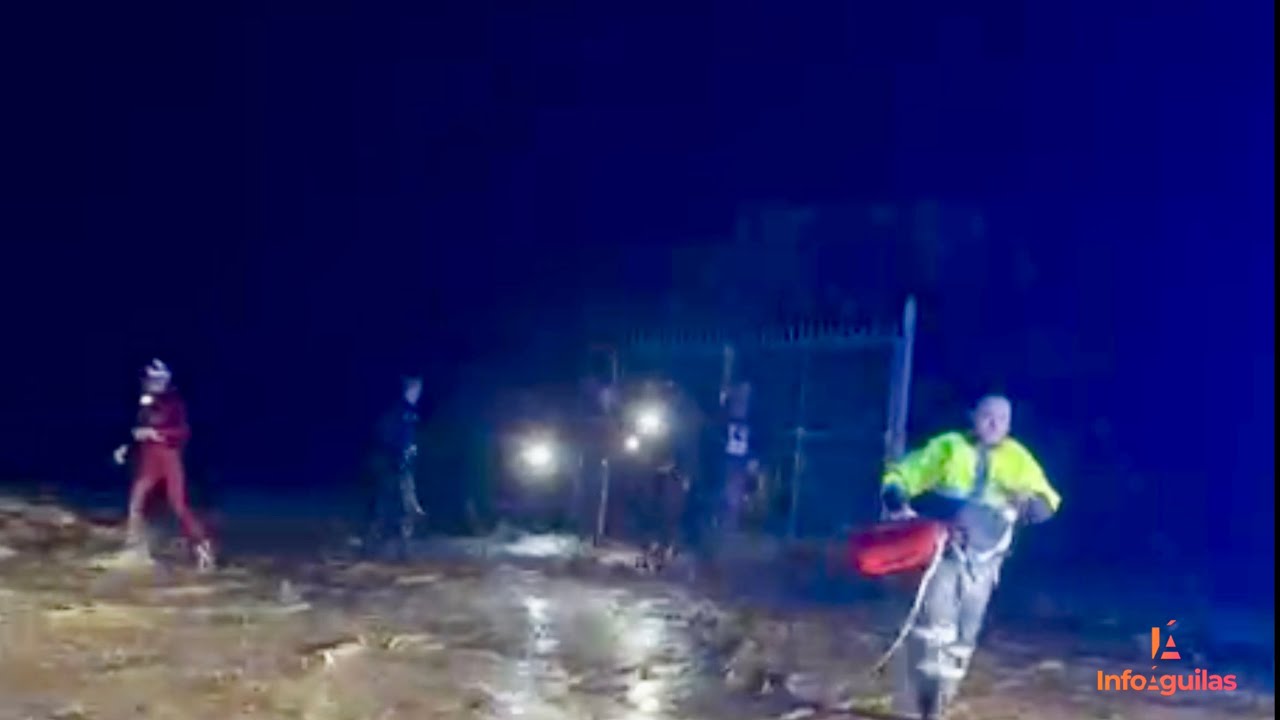 Los Cuerpos de Emergencia salvan la vida a dos personas atrapadas en el interior de un vehículo en Águilas