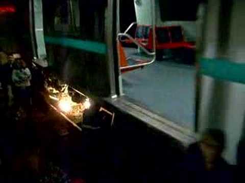 Cruzamento com trem descarrilado.