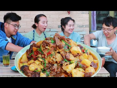 【丹霞春姐】弟弟买了驴肉回来，春姐做土豆炖驴肉，味道真不错，下饭太香了