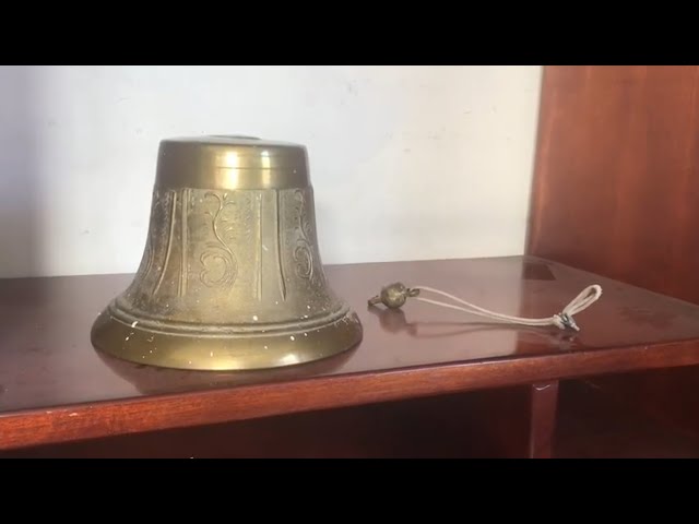 Vídeo relacionado con Campana de mano, 1 Piezas Campana De Mano de Navidad, Fun Metal Call Bell para servicios, Anillos para un beso, Sonrisas o cerveza, Bellas de timbre de altavoces para mesa de bodas, Eventos de fiesta