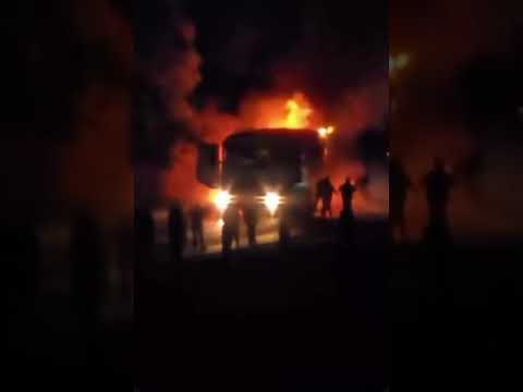 Carreta é destruída por incêndio em Tapejara - RS, na madrugada de sexta-feira, dia 03