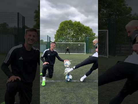 HOW TO SHOOT A VOLLEY #soccer #football #fussball