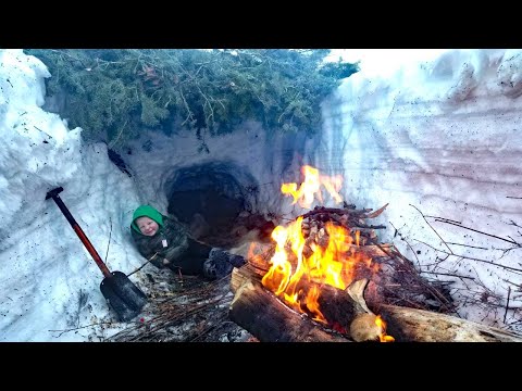 Deep Snow Primitive Survival Camping in Mountains - Campfire Cooking on Shovel