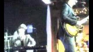 los claxons - cronica de un beso