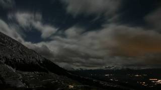 preview picture of video 'Nuages en time lapse, la nuit à La Mure, Alpes'