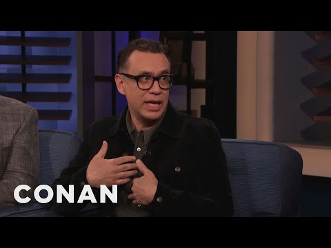フレッド・アーミセンは "絶対にクールじゃない" - TBSのコナン (Fred Armisen Is "Absolutely Not Cool" - CONAN on TBS)