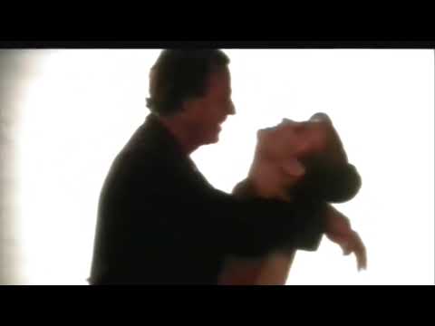 Julio Iglesias aparece en el video de Thalia: Amandote 1995