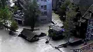preview picture of video 'Hochwasser in Bern 2005: Heli-Evakuierung aus der Matte'