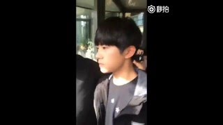 【TFBOYS - 易烊千玺】週末一大早上班的我們烊烊哥哥，帥氣的小男人 20160423