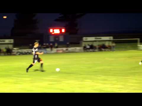 Emanuel Vlasiu köpfelt den Führungstreffer zum 2:1 gegen den SC Apetlon ( Endstand 2:2 )