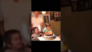 Download lagu video Tiktok lucu anak kecil yang gagal meniup lilin kue ulang tahun saudaranya mp3