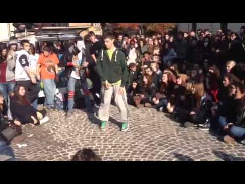 Studenti del coreutico ballano