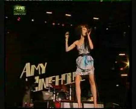 Amy Winehouse Falls Down - Rock in Rio 2008
