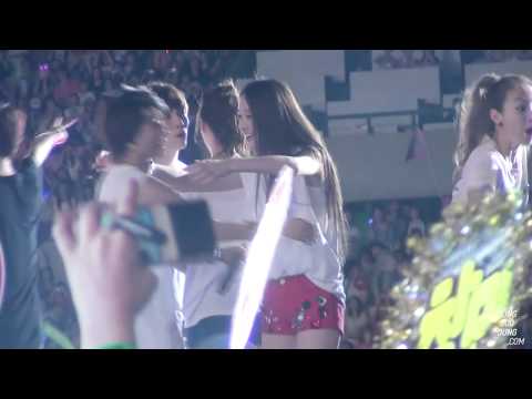 f(x) Amber & Krystal - Hugging @ SMTown in seoul [Ending]