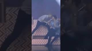 Download lagu Just Kyungsoo comfortably sitting on Chanyeol's lap 💗 #throwback#ParkChanyeol #DoKyungsoo #Chansoo mp3