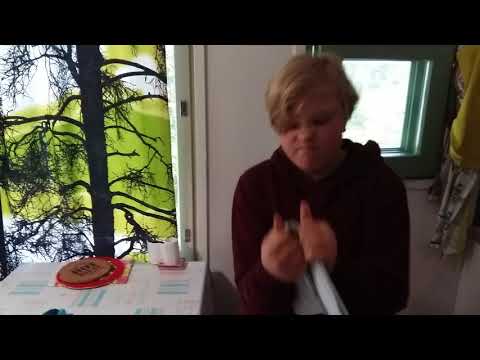 Poika rageaa ja rikkoo koulukirjan!!!