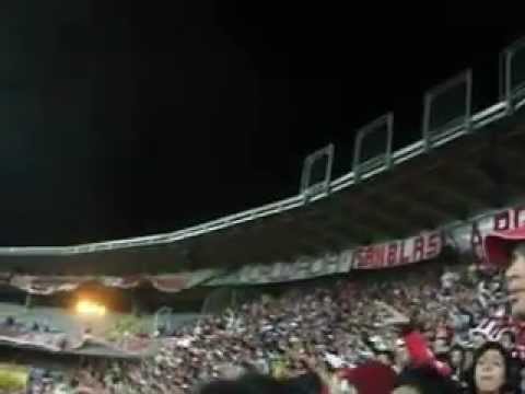 "Ser albirrojo es un honor una pasión" Barra: La Guardia Albi Roja Sur • Club: Independiente Santa Fe • País: Colombia