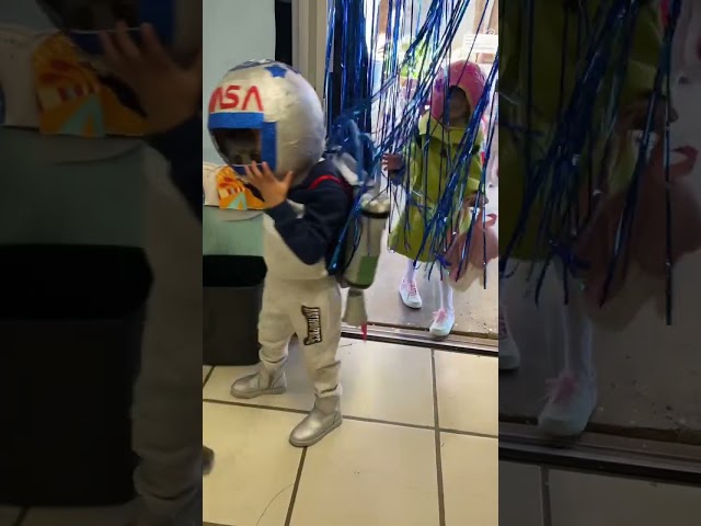Vídeo relacionado con Aomig Disfraz de Astronauta para Niño con Casco y Traje - Regalo 4-8 Años