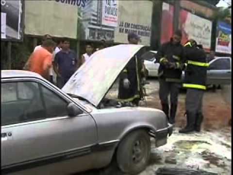 CARRO PEGA FOGO NA AV RIO DOCE EM ITABIRA MINAS GERAIS.wmv