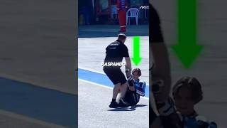 Por que esse piloto está raspando a bunda no chão??