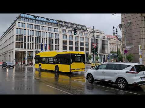 Berlin, Unter den Linden / Friedrichstraße. Ampel. Schutzblinker. Amber flashing traffic lights
