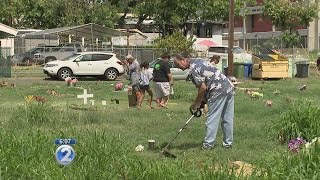 Family members clean up neglected Pearl City cemetery