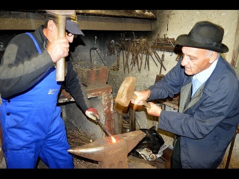 Kučenje jabolk ter predstavitev poklicev krovca s slamo in kovača