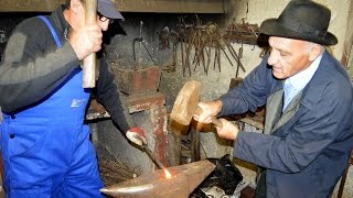 Kučenje jabolk ter predstavitev poklicev krovca s slamo in kovača