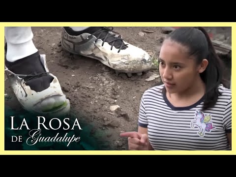 Nachito juega fútbol con sus tenis rotos | La Rosa de Guadalupe | Un ángel llamado solidaridad