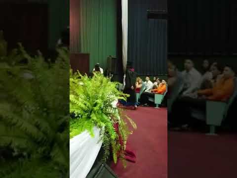 Entrega de reconocimientos a estudiantes meritorios y comité de graduación