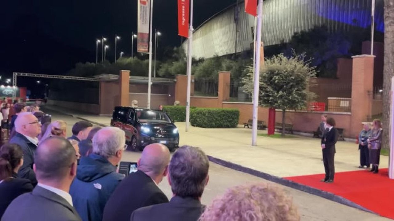 Jovanotti arriva sul red carpet del Festival del Cinema di Roma e firma autografi ai fan