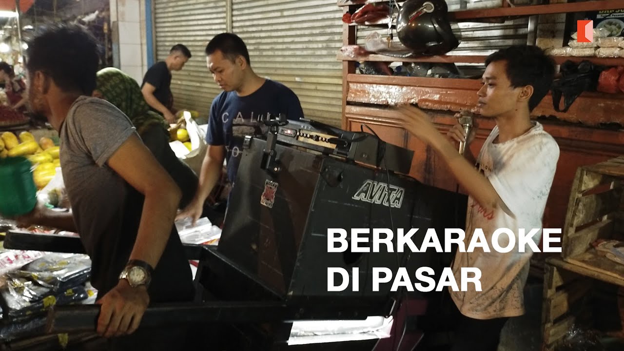 Selamat Malam - Evie Tamala. Berkaraoke Di Pasar.