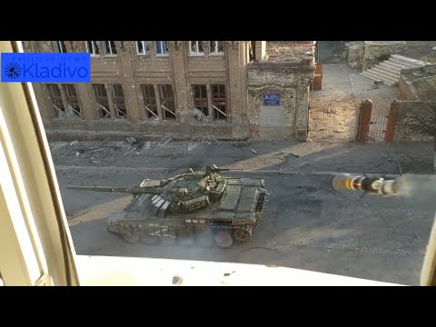 Voják vystřelil na ruský tank T72 a volá:Sláva pluku Azov.Soldier fired: Glory to Azov Regiment.