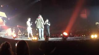 INTRUSIONE SUL PALCO AL CONCERTO DI J AX E FEDEZ ( il mondo è pieno di stronzi )