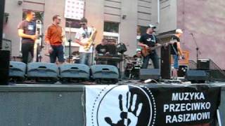 Cała Góra Barwinków „Nie mam czasu” (Gniezno, 26.06.2010) – kampania „Muzyka Przeciwko Rasizmowi” Stowarzyszenia „NIGDY WIĘCEJ”. 