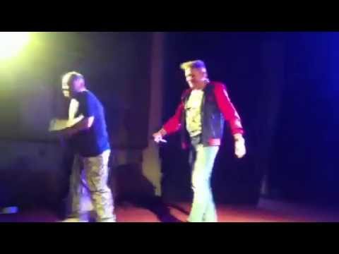 Krzysztof Rutkowski na scenie - próba utworu "Jesteś Moim Aniołem"