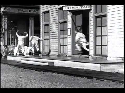 Buster Keaton - The wall (Steamboat Bill, Jr - 1928)