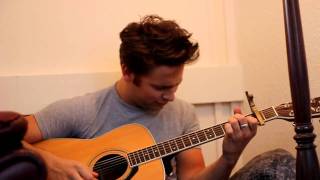 Robert Pattinson sings &#39;Let me Sign&#39;