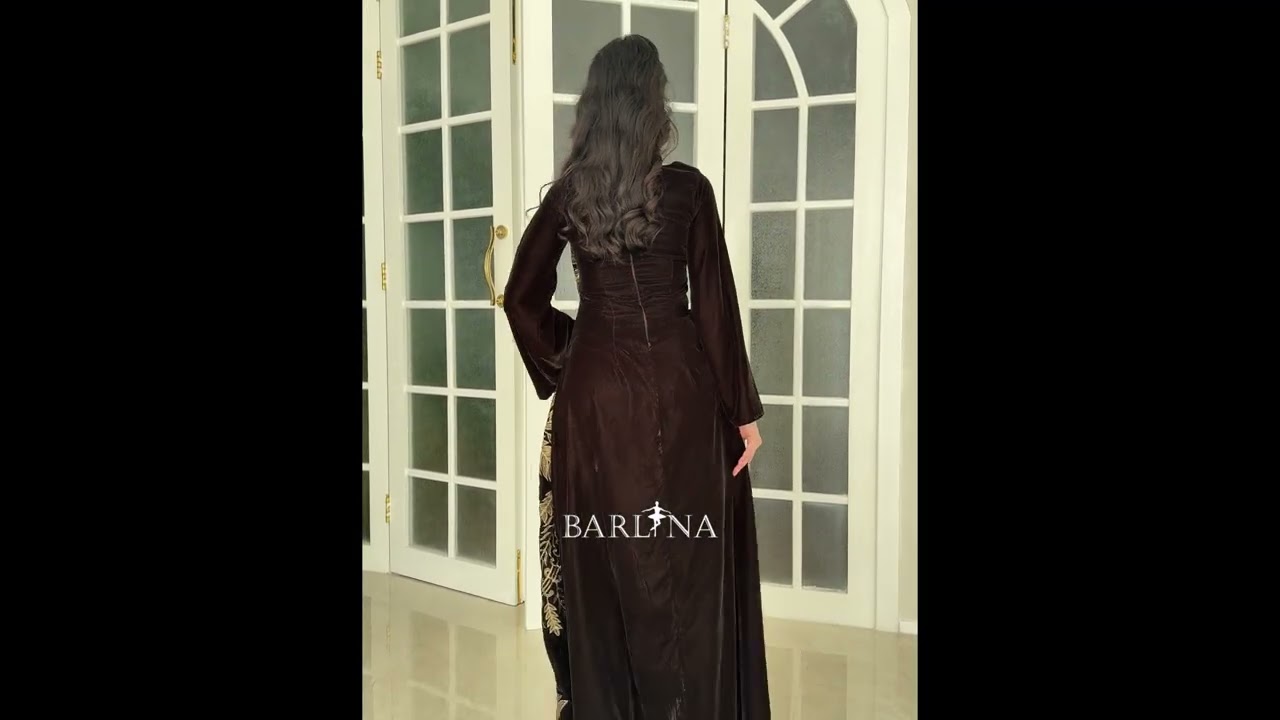 جلابية بني مخملية مطرزة بتصميم لف - XXL