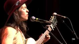 Jesca Hoop - &quot;Hunting My Dress&quot; (eTown webisode #515)